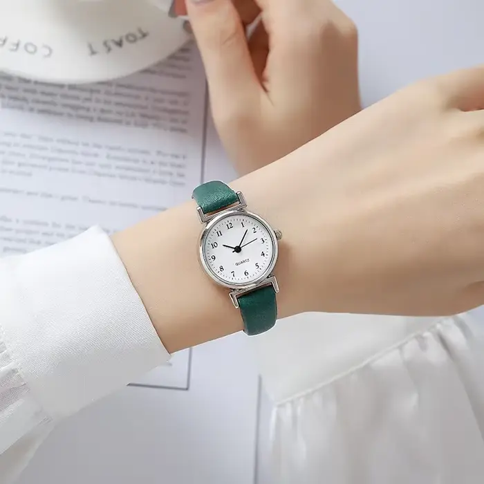 Femmes de luxe marque Quartz alliage montre dames mode petit cadran montre décontractée en cuir mont