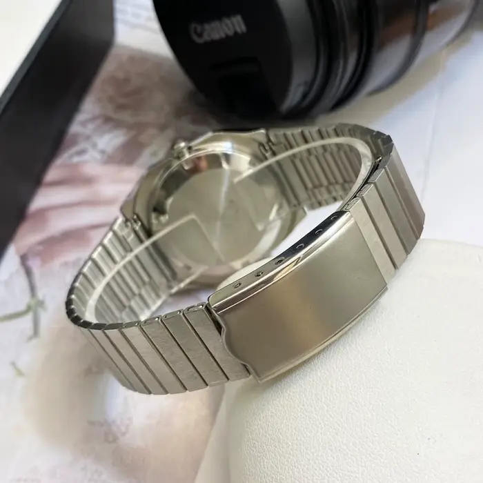 Montre à quartz carrée vintage avec boîtier en acier