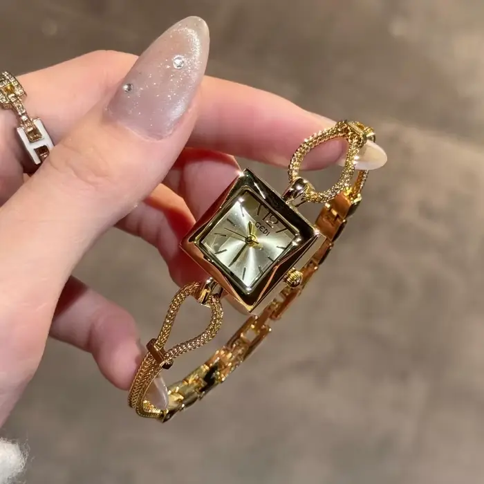 Nouveau luxe femmes montre en or mode carré Quartz montre-bracelet Simple exquis strass dames horloge cadeau Relogio Feminino