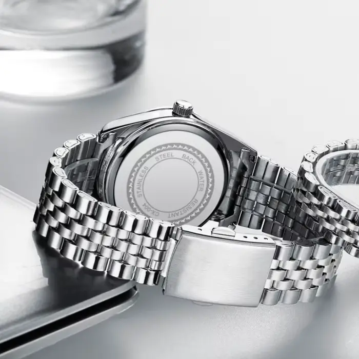 Montre en acier inoxydable avec calendrier complet et résistance à l'eau pour homme style décontracté occasions quotidiennes et spéciales