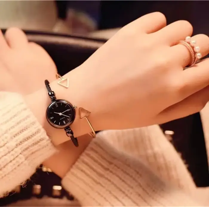 Montre-bracelet rétro élégante pour femmes en acier inoxydable avec affichage chiffre romain pour occasions spéciales