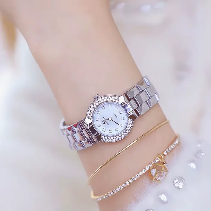 Montre de luxe pour femmes en argent et or avec mouvement quartz résistante à l'eau pour occasions spéciales et quotidien