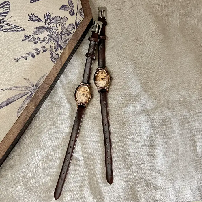 Montre vintage décontractée et élégante pour femmes avec bracelet en cuir marron café et cadran en forme de baril orné de strass pour diverses occasions