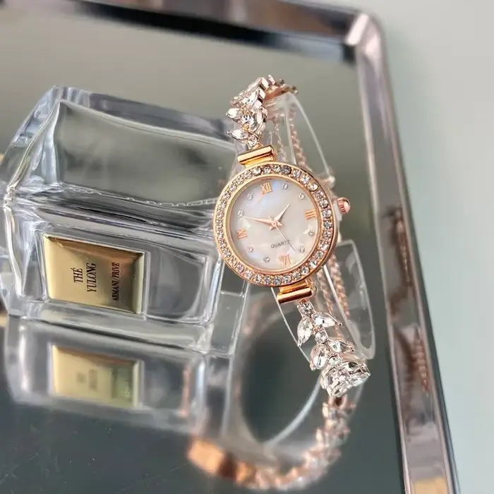 Petite montre à quartz pour femme