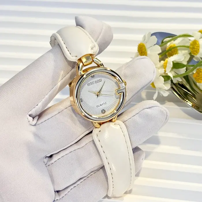 Montre en cuir incurvée design G élégant pour femme occassions spéciales bracelet ajustable largeur bande 16mm mouvement quartz style casual女性友人,如果你喜欢手表并且想要了解更多信息,我刚刚写了一篇关于这款时尚而休闲的手表的介绍。它有独特的G形设计,非常适合作为礼物送给女性朋友或用于特别场合。这款手表不仅外观优雅,而且佩戴舒适,适合日常搭配。希望这些信息对你有帮助!如果有任何问题或需要更多细节,请告诉我。