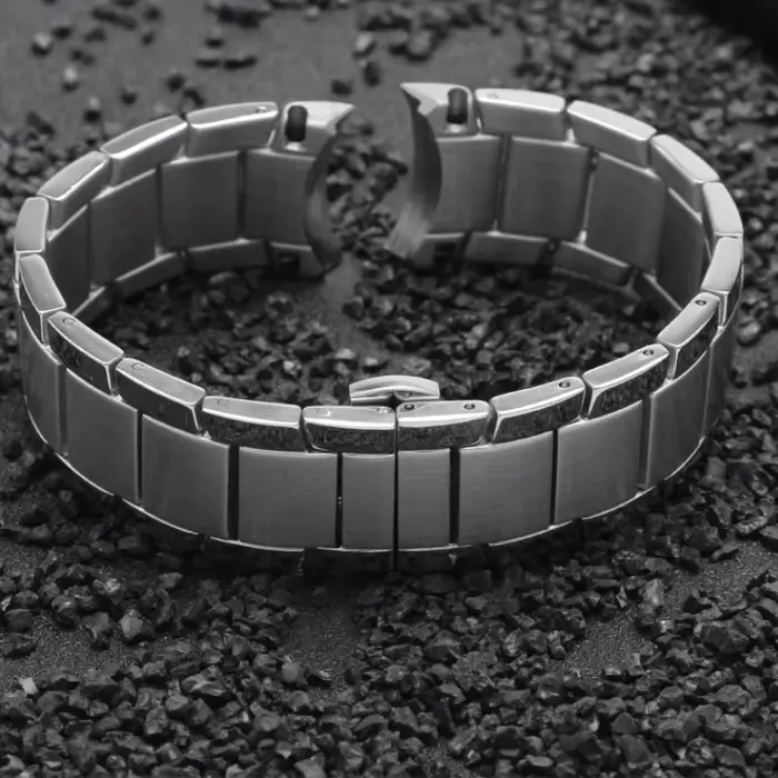Bracelet en acier inoxydable massif à extrémité incurvée de 22mm