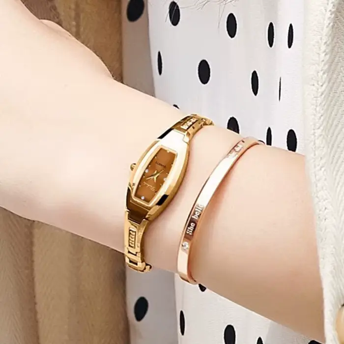 Montre rétro dorée vintage bracelet en acier quartz noir pour femmes occasions spéciales