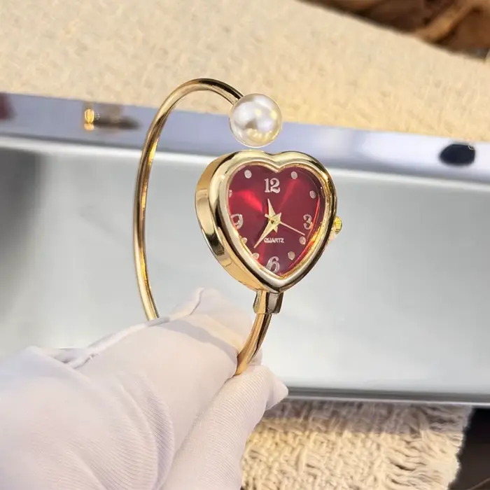 Montre élégante à cadran en forme de cœur avec perles