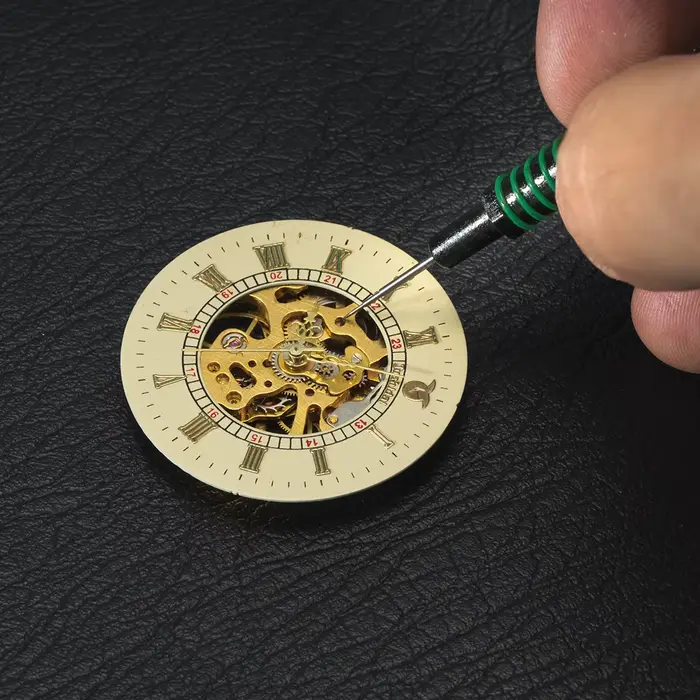 Stylo à huile pour entretien de montre