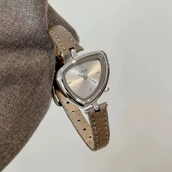 Montre femme de luxe à la mode avec design asymétrique