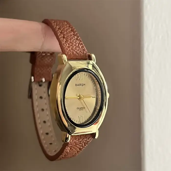Montre femme bracelet en cuir mode quartz petite taille boîtier ovale élégance professionnelle et soirées