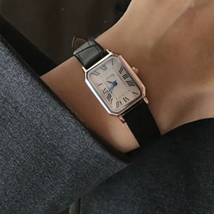 Montre rétro carrée en alliage avec bracelet en cuir pour femmes, style vintage, mouvement quartz, idéale pour les occasions spéciales et le quotidien