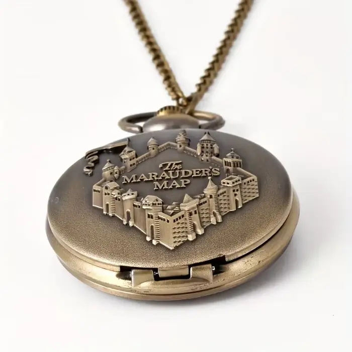 Montre de poche vintage Castle en relief Marauder Map avec chaîne en bronze - Un accessoire intemporel!