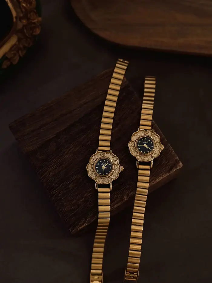 1 montre pour femme de style français rétro avec petit cadran doré et fleur de camélia