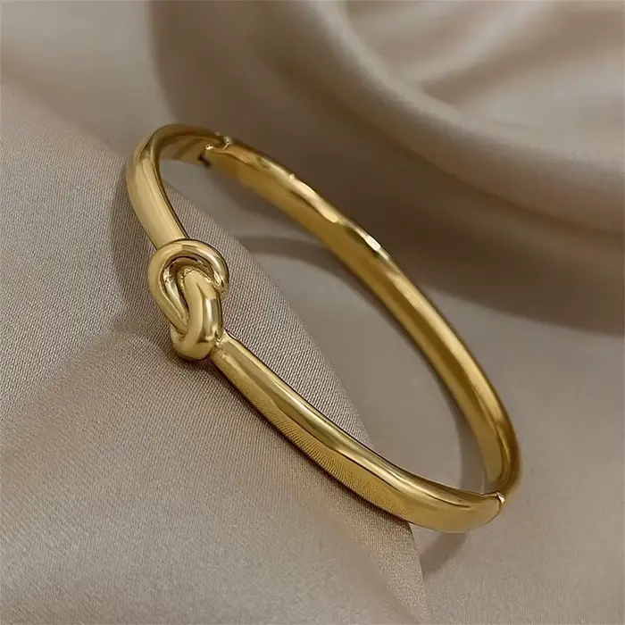 Bracelet en acier inoxydable à motif nœud