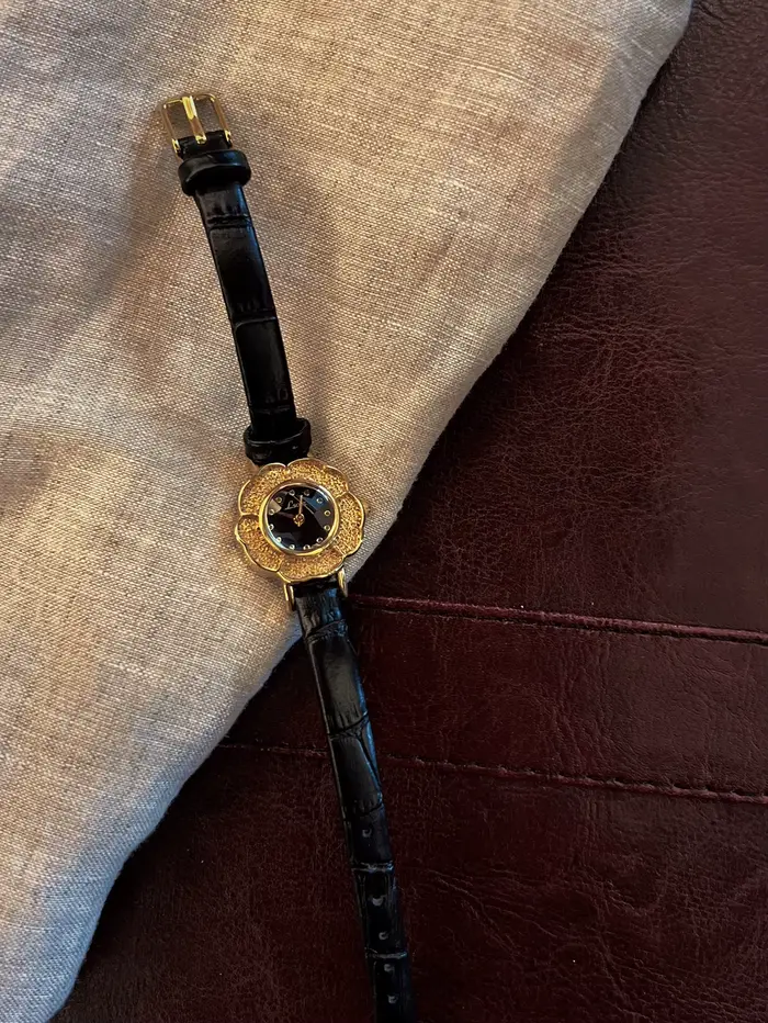 1 montre pour femme de style français rétro avec petit cadran doré et fleur de camélia