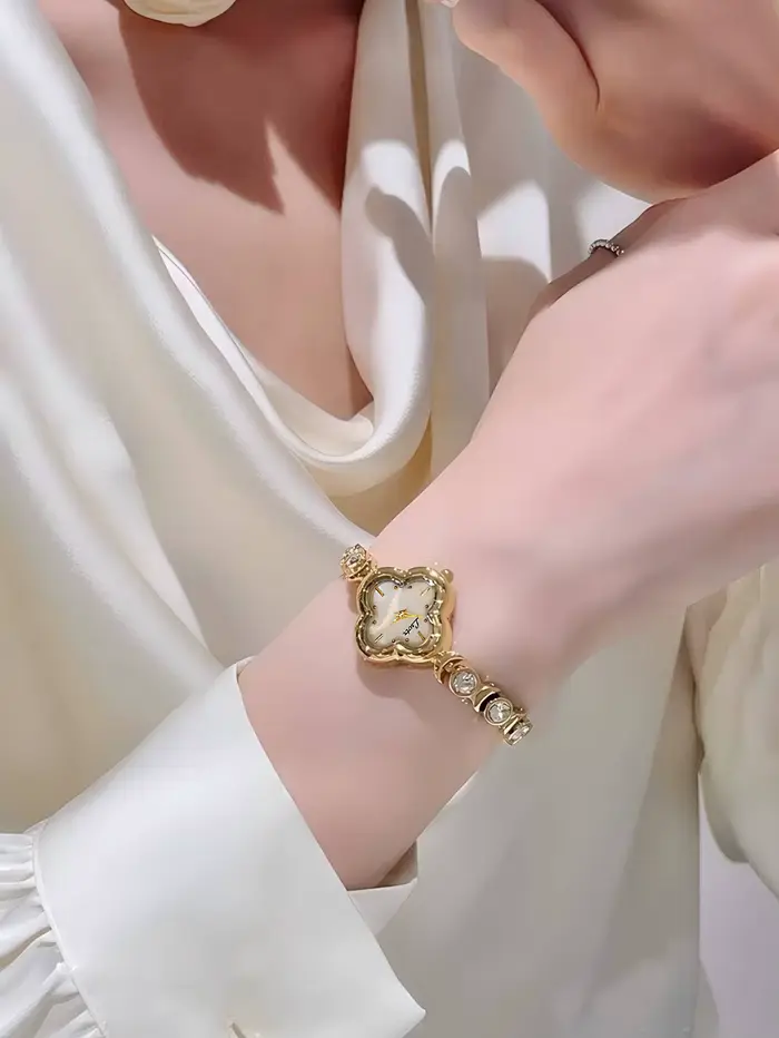 1 nouvelle montre élégante pour femme avec boîtier en forme de trèfle à quatre feuilles