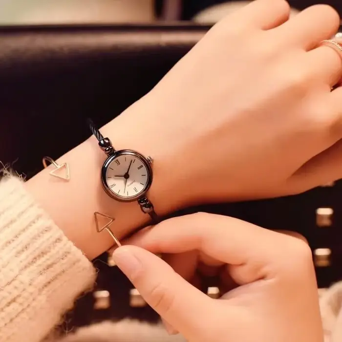 Montre-bracelet rétro élégante pour femmes en acier inoxydable avec affichage chiffre romain pour occasions spéciales