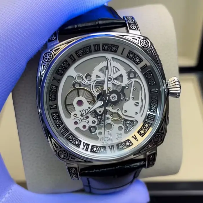 Montre polyvalente de luxe léger au design sculpté rétro pour hommes