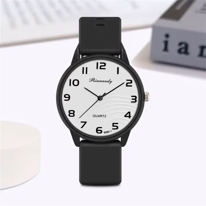 Montre à quartz de conception numérique de couleur de vague pour femmes sportives 2024 Montre cadeau