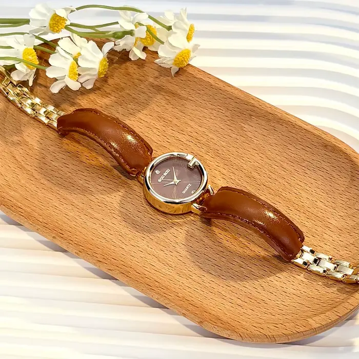 Montre en cuir incurvée design G élégant pour femme occassions spéciales bracelet ajustable largeur bande 16mm mouvement quartz style casual女性友人,如果你喜欢手表并且想要了解更多信息,我刚刚写了一篇关于这款时尚而休闲的手表的介绍。它有独特的G形设计,非常适合作为礼物送给女性朋友或用于特别场合。这款手表不仅外观优雅,而且佩戴舒适,适合日常搭配。希望这些信息对你有帮助!如果有任何问题或需要更多细节,请告诉我。