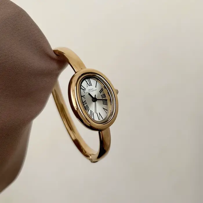 Montre élégante pour femme avec bracelet en alliage, mouvement quartz, cadran ovale, pour occasions spéciales et tous les jours