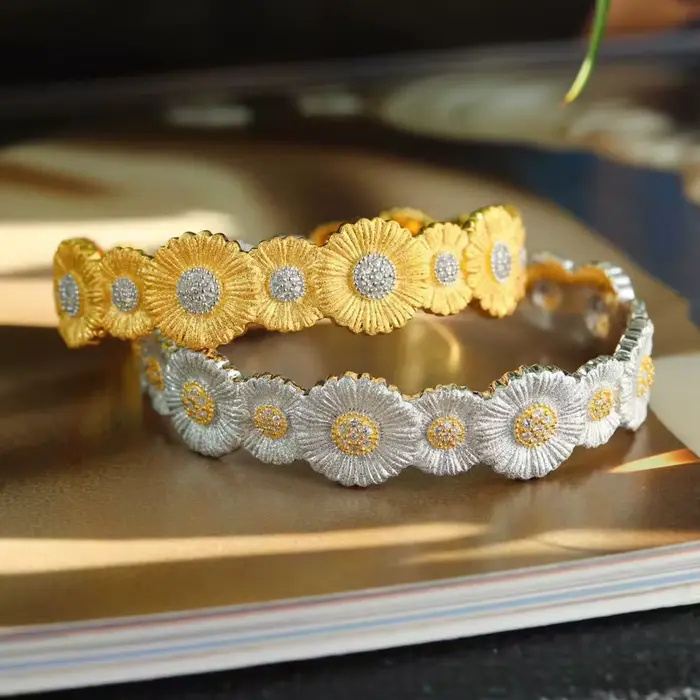 Bracelet large bicolore or et argent avec petites marguerites et diamants pour femme