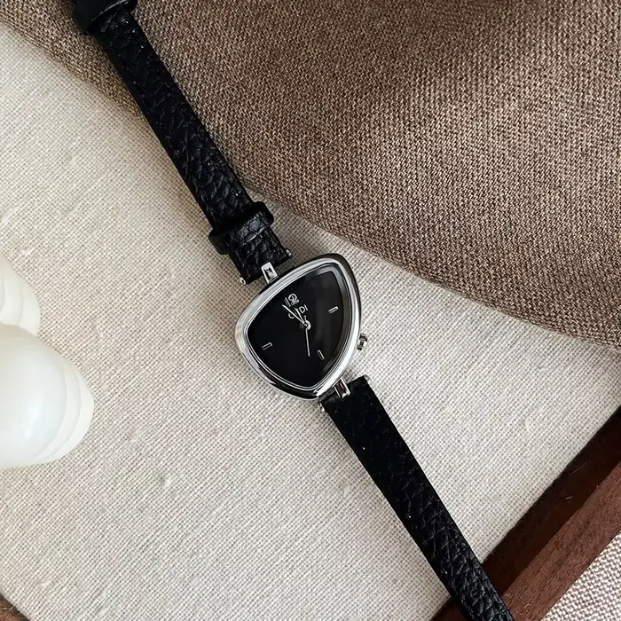 2025 nouvelle montre pour femme élégante minimaliste avec petit cadran asymétrique conception montre-bracelet à Quartz