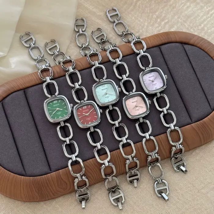 Montre bracelet carrée ajourée argentée pour femme