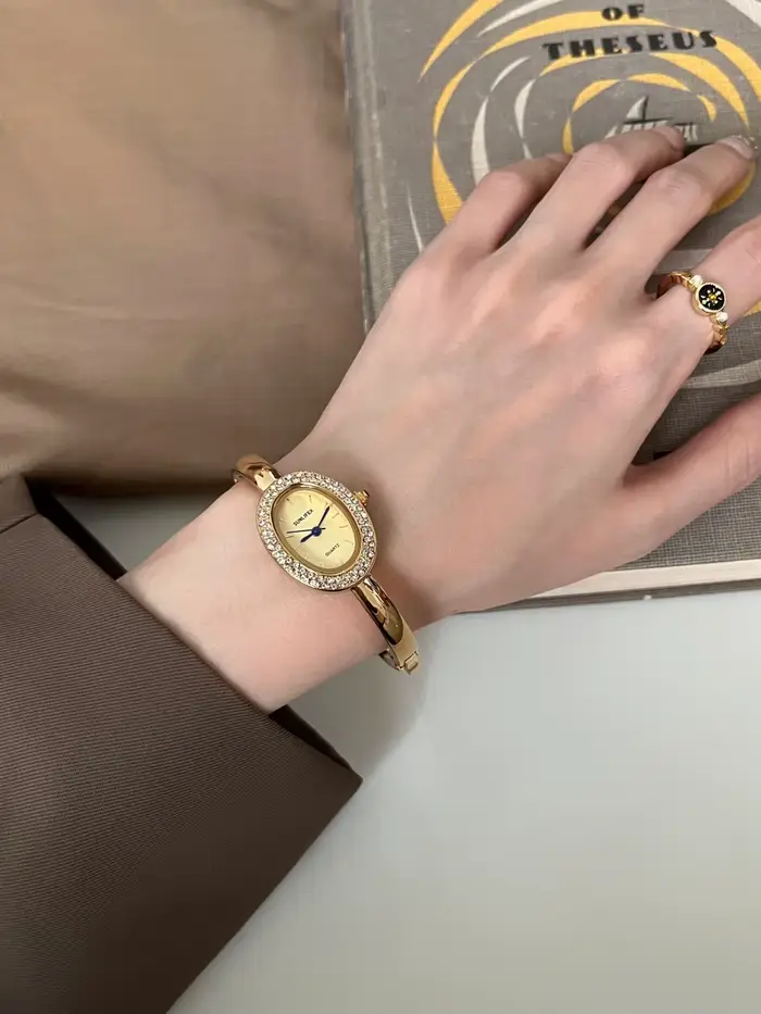 Montre-bracelet ovale en or pour baignoire