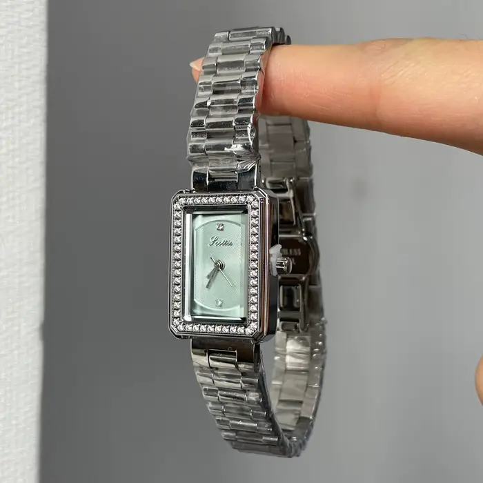 Montre rectangulaire argentée de luxe légère pour femmes