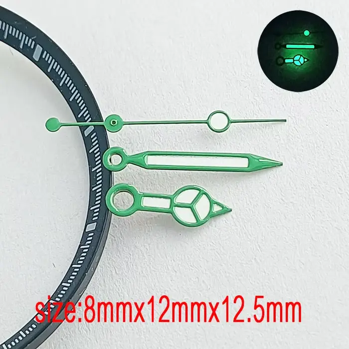 Les aiguilles de la montre pour homme sont fabriquées en matériau lumineux vert