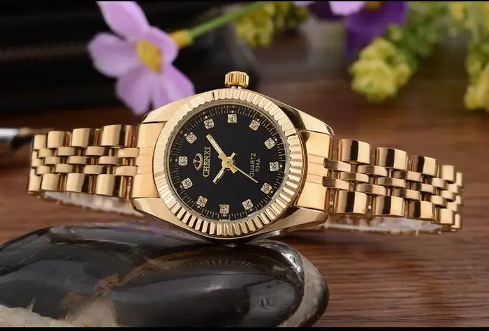Montre CHENXI dorée en acier inoxydable pour femmes élégantes et résistantes à l'eau pour différentes occasions et styles