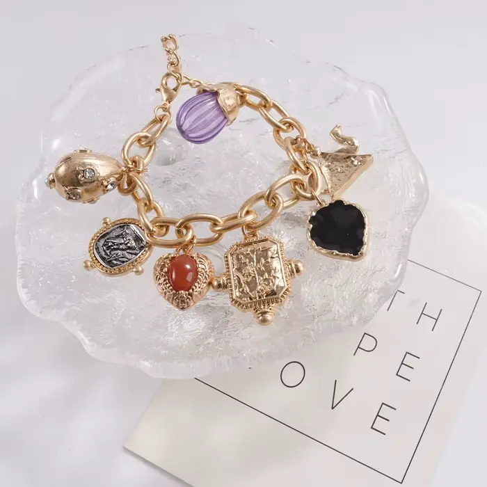Bracelet à breloques dorées