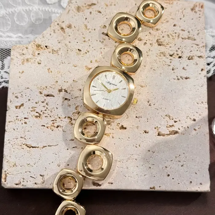 Montres élégantes avec des boîtiers carrés-ronds et des chaînes uniques à maillons irréguliers