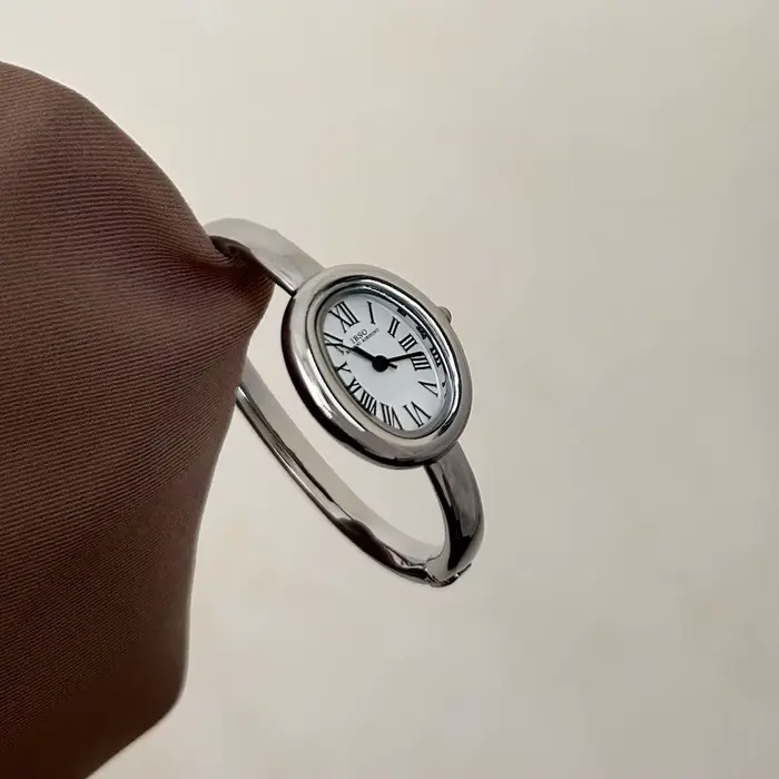 Montre élégante pour femme avec bracelet en alliage, mouvement quartz, cadran ovale, pour occasions spéciales et tous les jours
