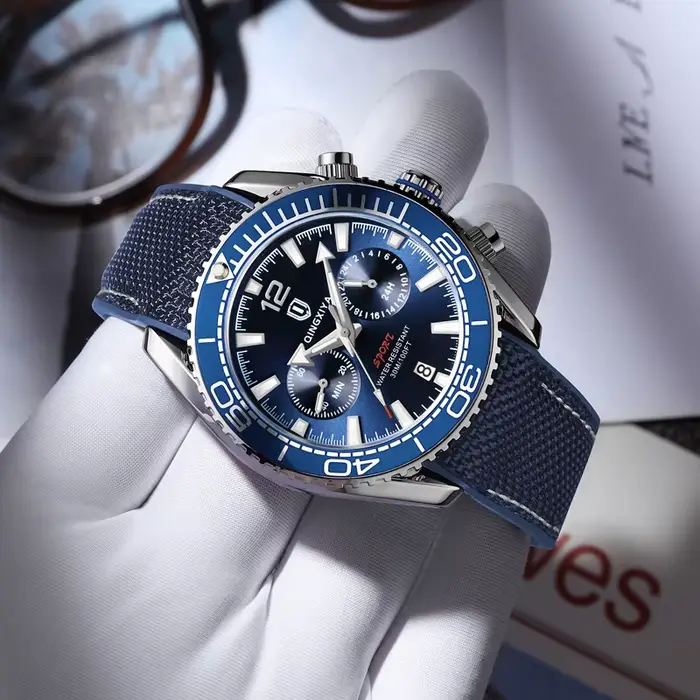 Montre en alliage avec bracelet silicone résistante à l'eau pour hommes style casual chronographe quartz occasion sportive