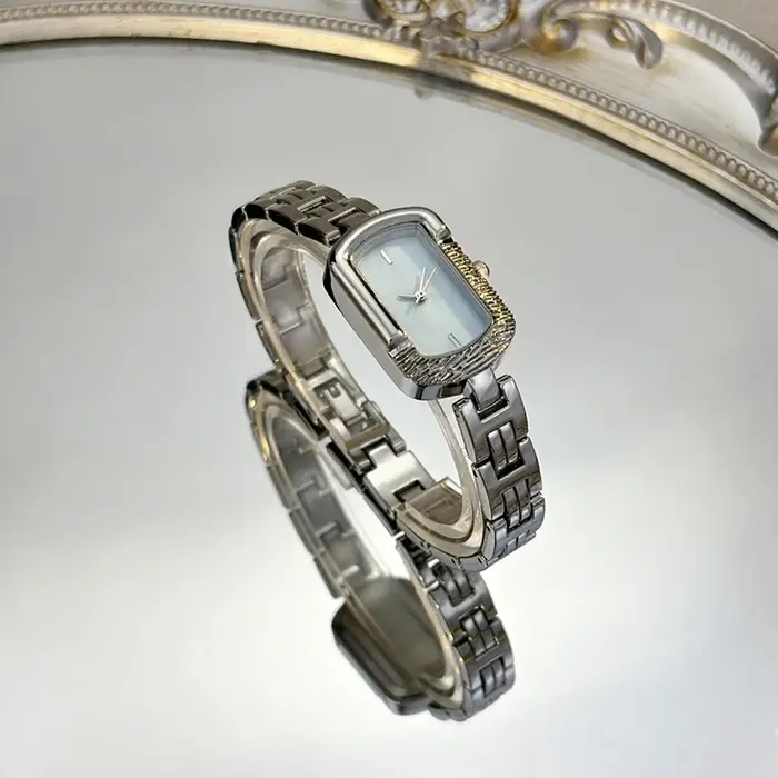 Élégante montre-bracelet rectangulaire vintage pour femmes avec cadran imitation coquille