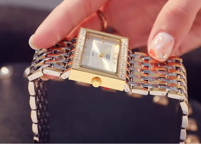 Montre rectangulaire G&D en acier inoxydable avec mouvement à quartz pour femmes occasions spéciales