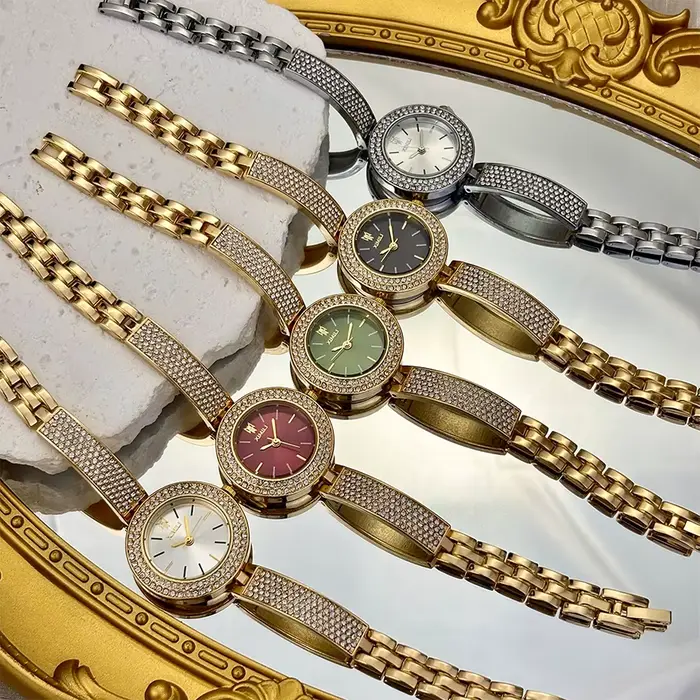 Montre pour femme entièrement sertie de diamants délicats