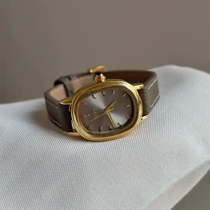 Montre de luxe pour femmes en acier inoxydable avec chiffres romains style vintage pour diverses occasions spéciales