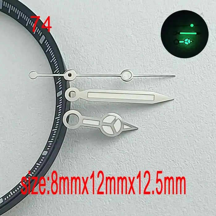 Les aiguilles de la montre pour homme sont fabriquées en matériau lumineux vert
