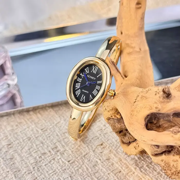 Nouveau style bracelet de baignoire petit cadran exquis et unique lumière luxe femmes haut de gamme chiffres romains montre à quartz ovale