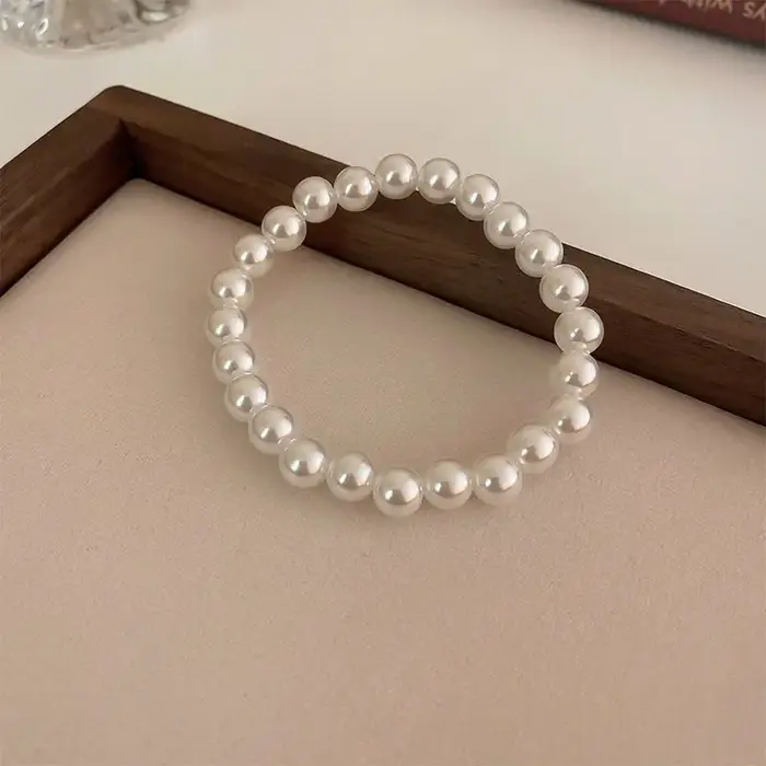 Bracelet en faux perles blanches élégant pour femmes occasions spéciales polyvalent et luxueux