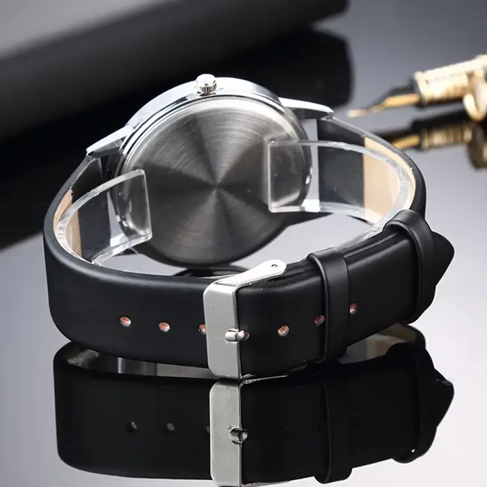 Montre à quartz en cuir blanc pour femme