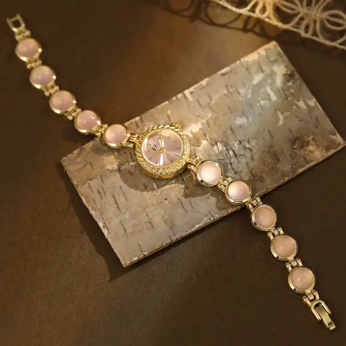 Montre vintage pour femme en or et pierres vertes