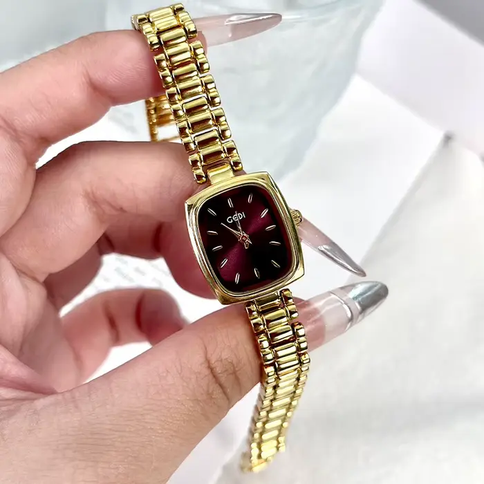 Montre en or étanche pour femme