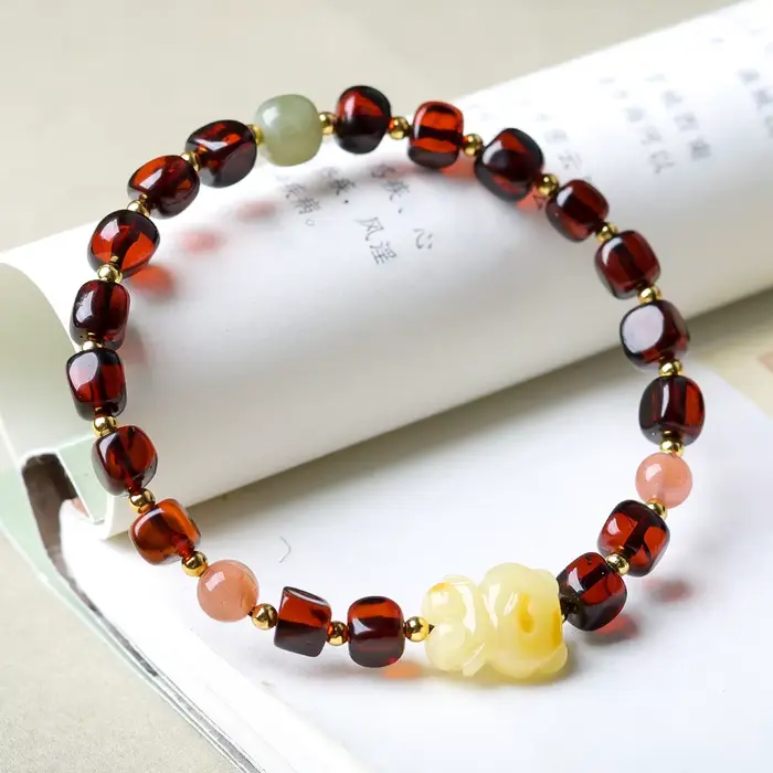 Bracelet de perles d'ambre sanguin carrées de forme libre avec ours en ambre de style chinois et cadeaux en jade Hetian
