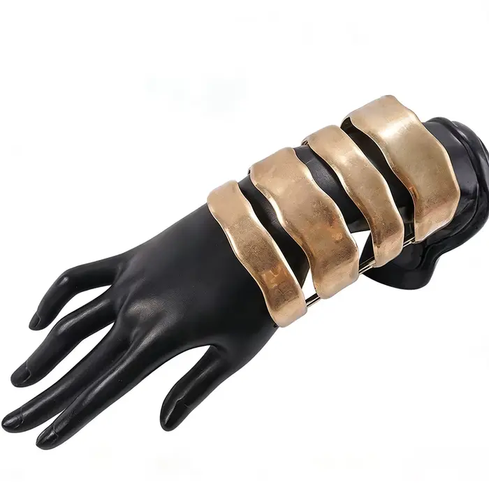 Bracelet manchette doré moderne et audacieux