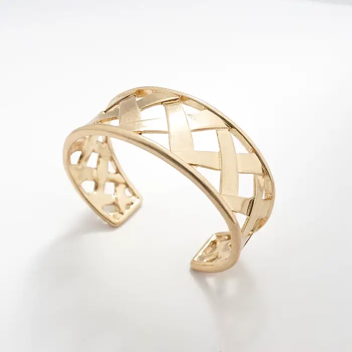 Bracelet ouvert en or tressé (minimaliste moderne) – Bijou tendance parfait pour les brunches